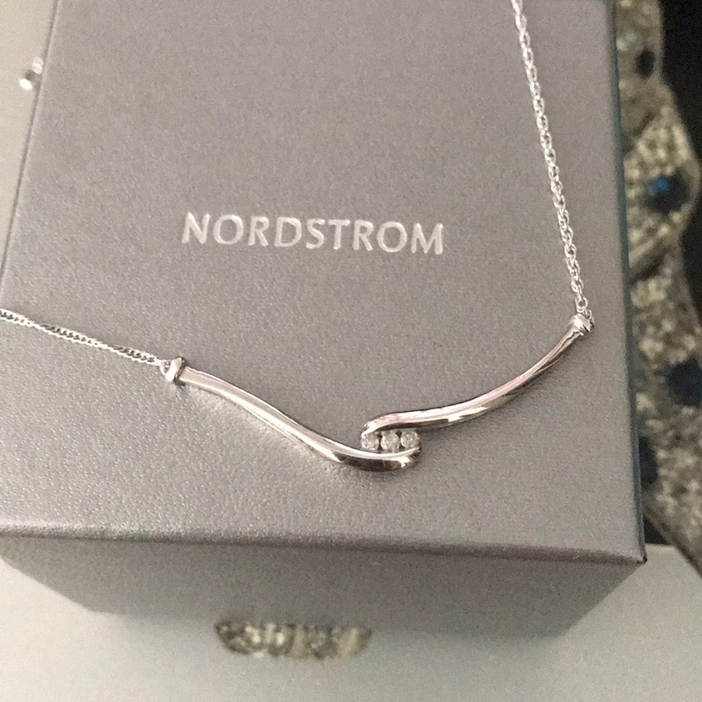 Sale Beautiful sterling necklace w .15twc diamonds